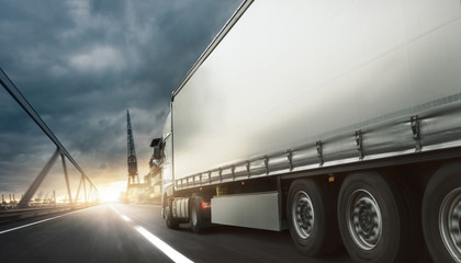 LKW transportiert Waren