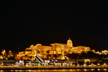 Fototapeta na wymiar Burgpalast in Budapest bei Nacht