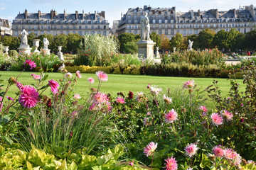 Statues et fleurs du jardin des Tuileries en été à Paris, France © JFBRUNEAU