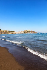 Fototapeta na wymiar Vue sur la plage de la Chiaia , Procida, golfe de Naples, région de Campanie, Italie 