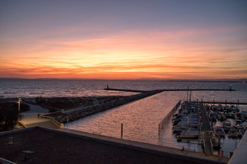 Coucher de soleil sur le port et la plage du Grau du Roi