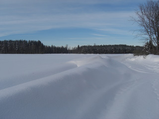 Fototapeta na wymiar Straße im Schnee