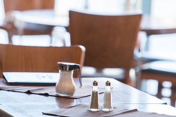 Salzstreuer und Pfefferstreuer im Restaurant