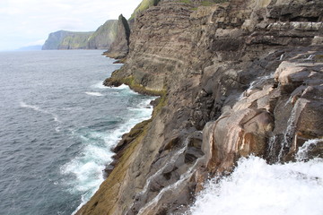 Klippen und Wasserfall auf den Färöer Inseln