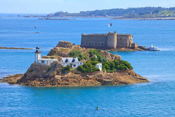 Phare de l'île Louët, Carantec et Château du taureau, Plouezoc'h. Baie de Morlaix. Finistère,...