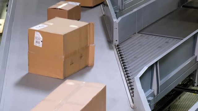 Parcels merging on conveyors - time lapse