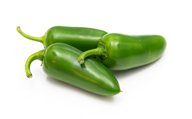 jalapeños - Jalapeno Chilis - Scharfe Chilischoten auf weissem Hintergrund