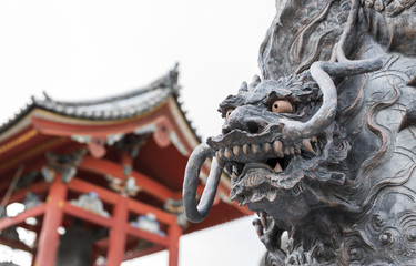 Fototapeta na wymiar Dragon statue in front of the kiyomizu-dera temple gate, Kyoto, Japan
