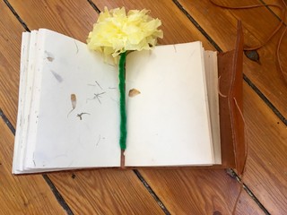 LIBRETA HECHA A MANO DE CUERO Y PAPEL RECICLADO