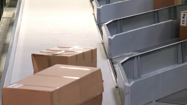 Parcels merging on conveyors - time lapse