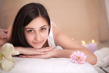 Obraz na płótnie Canvas Spa Massage. Beautiful Brunette Gets Spa Treatment in Salon.