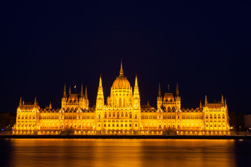 Fototapeta premium Budapest Parliament at night - Long exposure.