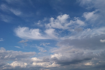 Fototapeta na wymiar weiße und graue Wolken in einem herbstlichen Nachmittagshimmel