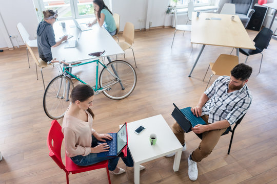 Vier Freelancer nutzen gemeinsam Coworking space als Büro für ihr Business