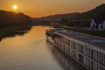 Flusskreuzfahrtschiff auf der Donau in Regensburg, Deutschland