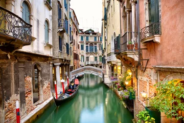 Foto auf Acrylglas Venedig Traditionelle Kanalstraße mit Gondel in Venedig, Italien