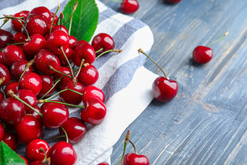 Obraz na płótnie Canvas Tasty ripe cherries on table