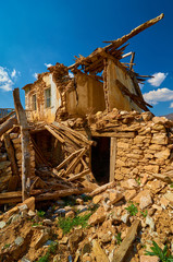 Fototapeta na wymiar An old ruined house 