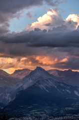 vue verticale sur les sommets d'une montagne au coucher de soleil