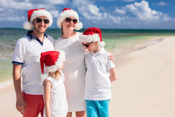 Obraz premium Family at beach on Christmas