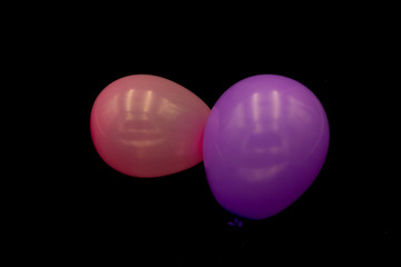 Zwei kleine Luftballons isoliert