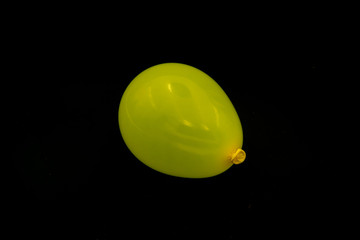 Gelber kleiner Luftballon isoliert