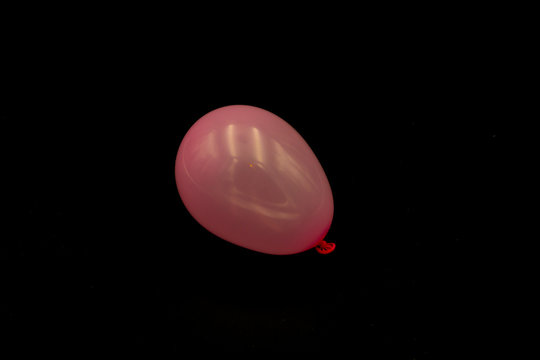 Pinker kleiner Luftballon isoliert