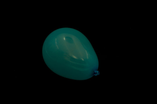 Blauer kleiner Luftballon isoliert