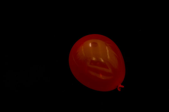 Roter kleiner Luftballo isoliert