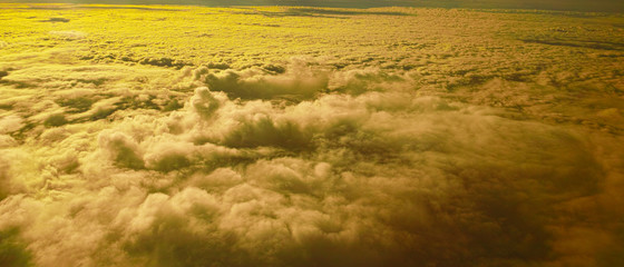 飛行機から見た夕方の雲海（空撮）