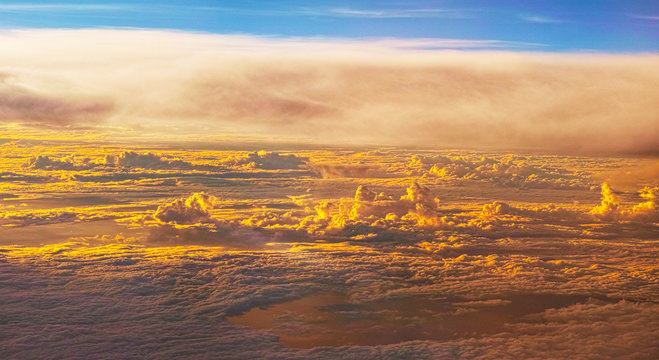 飛行機から見た夕方の雲海（空撮）