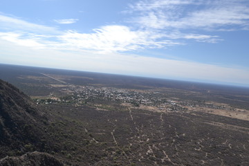 Obraz premium pueblo en medio de un lugar de mucho paisaje y montañoso
