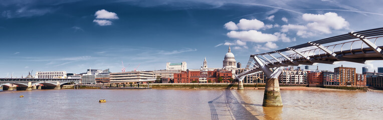 Fototapeta na wymiar London, panorama of St. Paul's cathedral and Millenium bridge