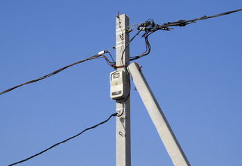 Electro-bolt with a counter and wires, a torsad on a pole.