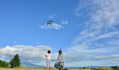 青空の下で遊ぶファミリー 