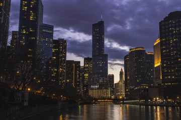 Fototapeta na wymiar view of chicago skyline and riverwalk