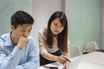 Two office worker discuss about problem