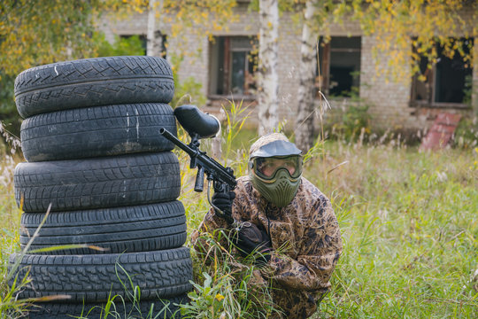 Game in a paintball. To shoot balls with paint. Firing in a paintball.