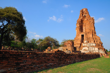 Obraz premium Wat Mahathat, a ruined ancient Buddhist temple with blue sky / Wat Mahathat, a ruined ancient Buddhist temple with blue sky in Ayutthaya province, Thailand