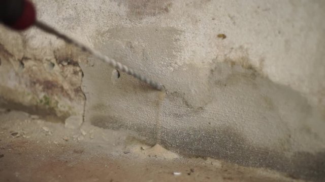 bohren / Loch mit einem Bohrhammer in eine Wand bohren