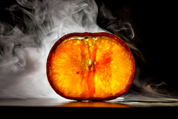 künstlerische Darstellung einer Mandarine mit Licht und Nebel