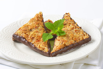 Triangle nut cookies