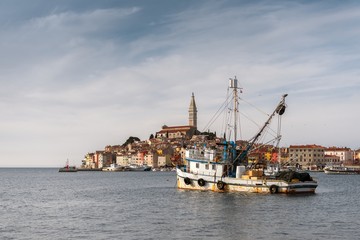 Obraz premium Fishing boat at the dock