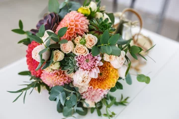 Crédence de cuisine en verre imprimé Dahlia bouquet de mariage lumineux de dahlias et de roses d& 39 été