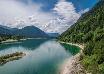 Fototapeta na wymiar The mountain lake Sylvenstein lake in Bavaria, Germany