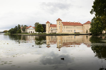 Schloss Rheinsberg am Grienericksee in Brandenburg