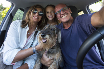 Famiglia in viaggio con il cane