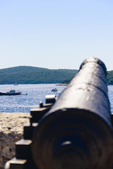 Fototapeta na wymiar Antike Kanone am Hafen