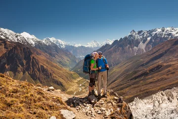 Photo sur Plexiglas Manaslu Couple is posing to the camera in front of Manaslu valley in highlands of Himalayas