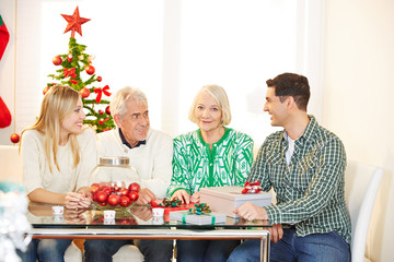 Familie mit Senioren feiert Weihnachten